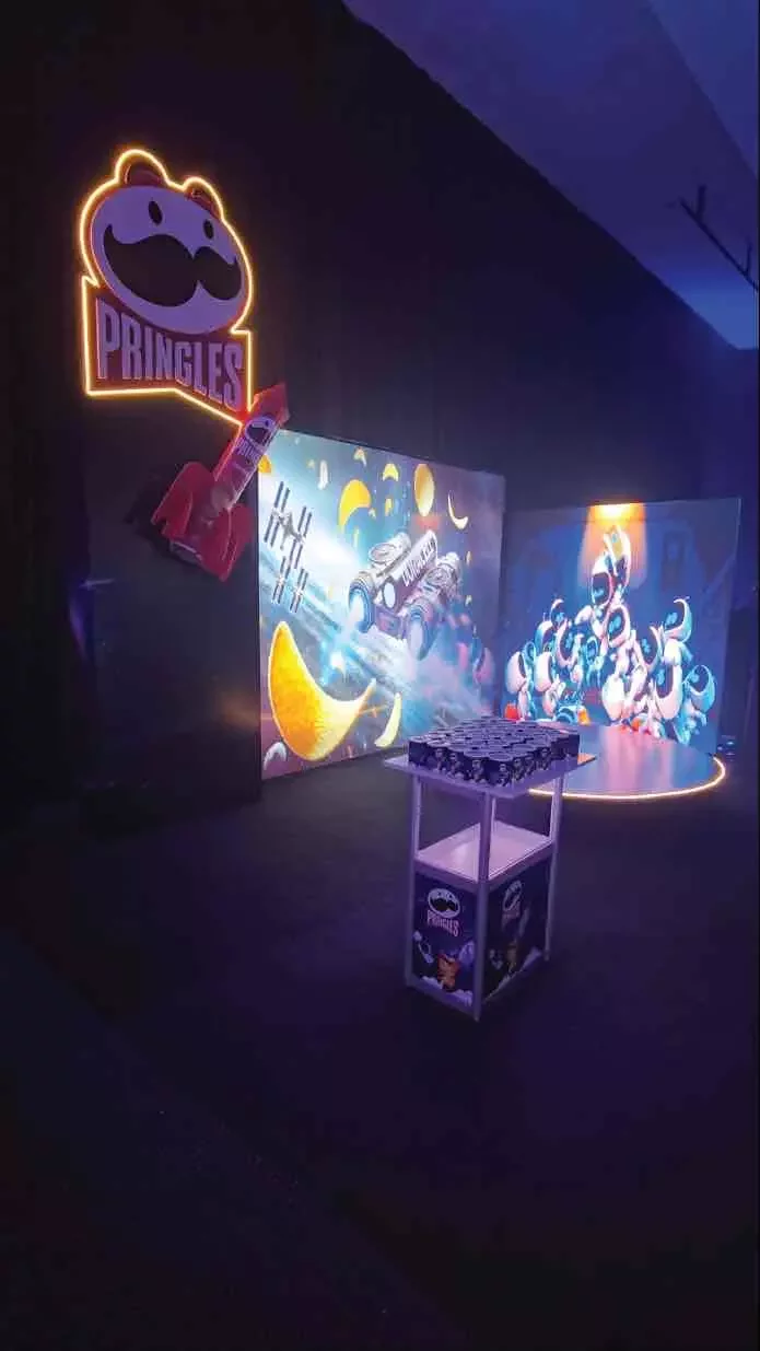 stand-retroiluminado-pringles-pantalla-led-realidad-virtual