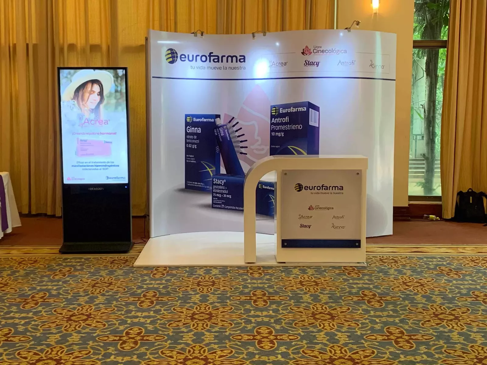 stand-curvo-totem-led-counter-eurofarma