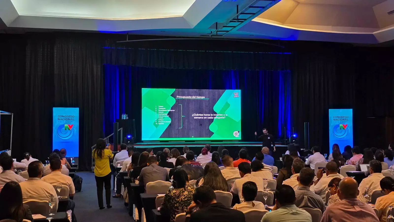 pantalla-led-6x4m-congreso-nacional-de-ventas-connecta-b-2-b