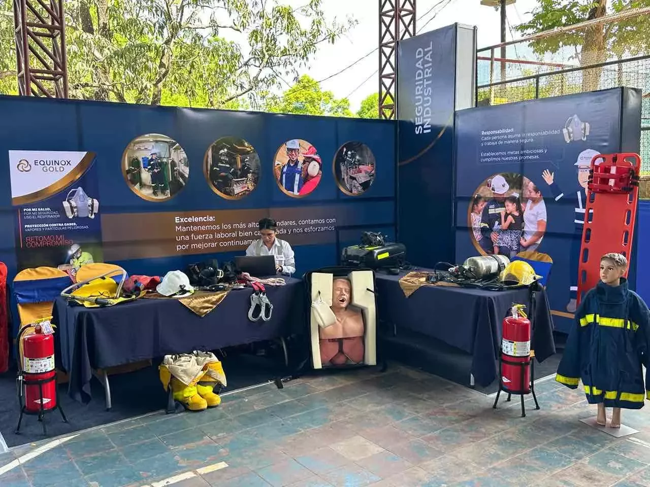 Stand-seguridad-industrial-equinnox-gold-mina-limón